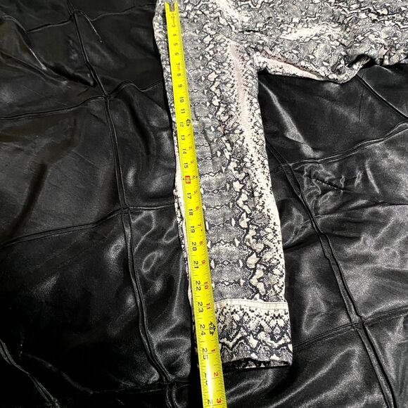 Wrangler Button-Up Shirt Women's XL Gray Snakeskin Print Outdoor Retro Grunge - Picture 8 of 8